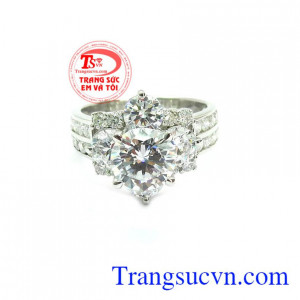  Kim cương được xem như là vật huyền bí tượng trưng cho sức mạnh, quyền lực, sự giàu sang, lòng quả cảm và mang lại may mắn