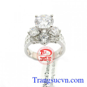 Nhẫn Nữ Kim Cương Phong Cách chế tác bừng công nghệ cao với đường nét thiết kế tinh tế, độc đáo mang lại nét quý phái sang trọng cho phái đẹp