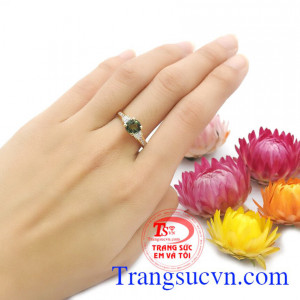 Nhẫn nữ sapphire cao cấp là sản phẩm nhẫn nữ saphire thiên nhiên mang đến vẻ đẹp cho người đeo