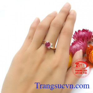 Thương hiệu trang sức em và tôi nhiều năm liền được khách hàng tin yêu, nhẫn nữ Ruby may mắn bảo hành 12 tháng, giao hàng nhanh trên toàn quốc