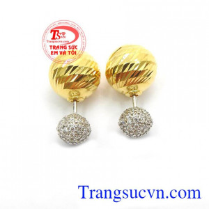 Hoa tai đẹp cách điệu là sản phẩm vàng 18k được chế tác theo kiểu dáng hiện đại, sang trọng.