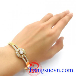 Mang đến vẻ đẹp cho phái nữ. Vòng tay hoa tình yêu