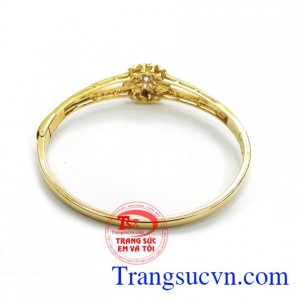 Vòng tay hoa tình yêu là sản phẩm vàng 14k sang trọng. 
