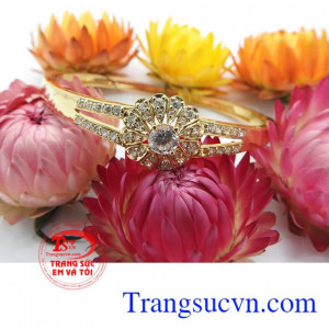 Thương hiệu trang sức em và tôi nhiều năm liền được khách hàng ưa thích, sản phẩm vàng uy tín, bảo hành 12 tháng. Vòng tay hoa tình yêu