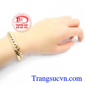 Phù hợp với nhiều phong cách thời trang, mang lại vẻ mạnh mẽ, sang trọng cho phái mạnh. Lắc Nam Vàng 18k Italy
