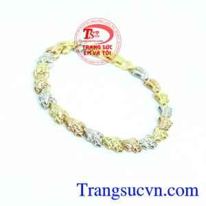 Lắc Tay Nữ Nhập Khẩu Cao Cấp từ Italy mang đến sự mới mẻ, độc đáo trong từng đường nét thiết kế. 