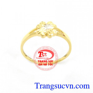 Nhẫn nữ vàng tây nhẹ nhàng phù hợp với nhiều phong cách trang phục và thị hiếu phái đẹp