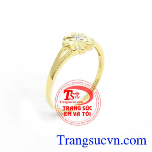 Nhẫn Vàng Cỏ Bốn Lá chế tác tinh xảo, sắc nét mang đến nét nhẹ nhàng, tinh tế trong từng đường nét