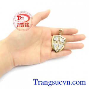 Mặt dây chuyền nam chạm khắc vàng 18k sáng bóng đảm bảo chất lượng hợp thời trang, sang trọng và phong thủy