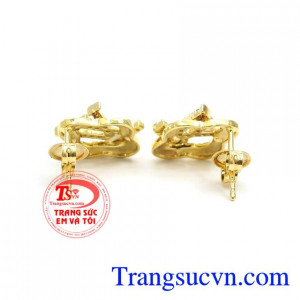 Hoa Tai Vàng 18k Quý Phái chế tác theo công nghệ 3D với những đường nét tinh xảo, mới lạ. Hoa Tai Vàng 18k Quý Phái