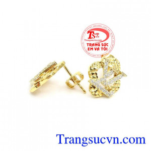 Phù hợp nhiều phong cách thời trang phái đẹp. Hoa Tai Vàng 18k Quý Phái