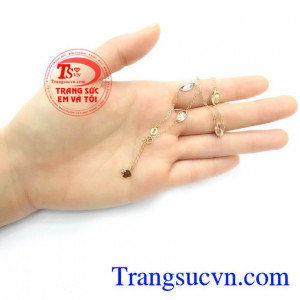 Lắc Chân Ý Đẹp Tươi Sáng Bóng