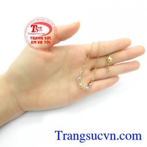 Lắc Chân Bi Ý Phong Cách