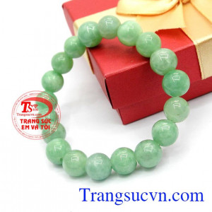 Ngọc cẩm thạch được nhiều người biết tới là loại ngọc quý, giúp bình an, may mắn.