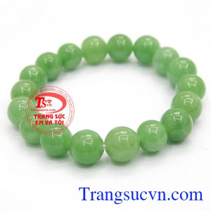 Chuỗi hạt tay ngọc. Ngọc cẩm thạch đã được biết đến từ xưa, khi mà các vua quan, những gia đình quý tộc làm trang sức thể hiện đẳng cấp, hay những đôi yêu nhau trao cho nhau ngọc như tín vật thề ước trăm năm.