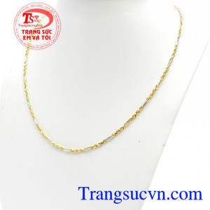 Dây vàng Italia 75 được bện từ 3 sợi dây vàng ý sáng bóng với kiểu dáng độc đáo mới lạ là sự lựa chọn tuyệt vời cho bạn.