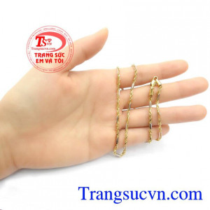 Dây vàng Italia 75 được bện từ 3 sợi dây vàng ý sáng bóng với kiểu dáng độc đáo mới lạ là sự lựa chọn tuyệt vời cho bạn.