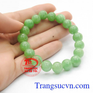Chuỗi tay được chế tác từ ngọc cẩm thạch sáng bóng, bền đẹp.
