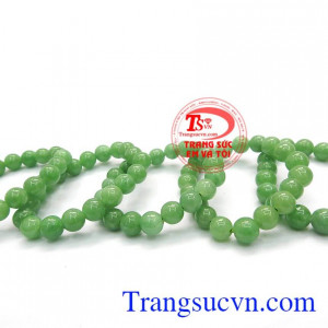 Do ngọc cẩm thạch có tác dụng đem lại sự bình an, may mắn, người đeo ngọc sẽ thêm phần sang trọng và quý phái. 