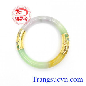 Vòng Cẩm Thạch Bọc Vàng Tài Lộc ngoài chức năng làm đồ trang sức trang nhã, sang trọng cho phái đẹp. Vòng Cẩm Thạch Bọc Vàng Tài Lộc