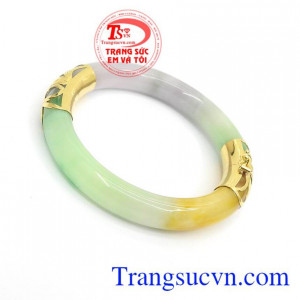 Vòng Cẩm Thạch Bọc Vàng Tài Lộc ngọc cẩm thạch bọc vàng tinh xảo, độc đáo.