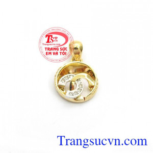 Mặt dây chuyền đẹp vàng tây được chế tác từ vàng 18k.