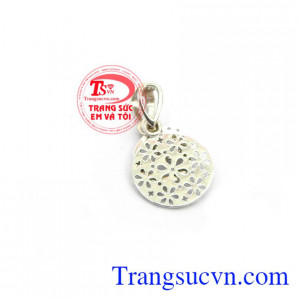 Công ty trang sức em và tôi chuyên cung cấp các sản phẩm vàng, bạc, đá quý, đá phong thủy, ngọc trai có giấy kiểm định,Mặt dây vàng trắng 18 đẹp