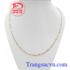 Dây chuyền tết sang trọng là sản phẩm nhập khẩu từ nước ý, sản phẩm vàng đảm bảo, tôn lên vẻ đẹp sang trọng, quý phái của phái nữ.