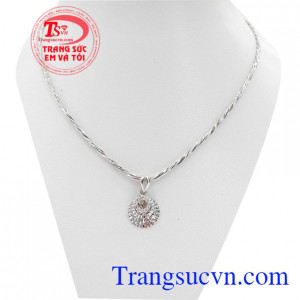 Bộ dây chuyền vàng trắng xinh xắn là sản phẩm vàng trắng 18k, sản phẩm được chế tác tinh tế, sang trọng mang đến vẻ đẹp quý phái cho người đeo,Bộ dây chuyền vàng trắng xinh xắn