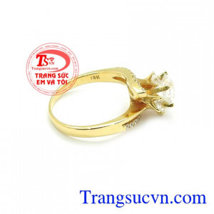 Nhẫn nữ đính đá là món quà được ưa chuộng dành tặng người bạn yêu thương