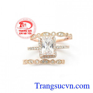 Nhẫn Kép Phong Cách Phái Đẹp bao gồm bộ 03 nhẫn chế tác tinh xảo sắc nét, thiết kế đơn giản, tinh tế
