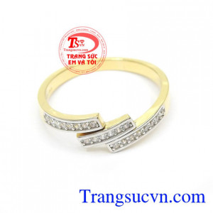 Nhẫn nữ vàng 10k sang trọng chế tác công nghệ cao, đường nét sắc sảo, tinh tế, mang lại vẻ đẹp mới lạ, phong cách riêng cho phái đẹp