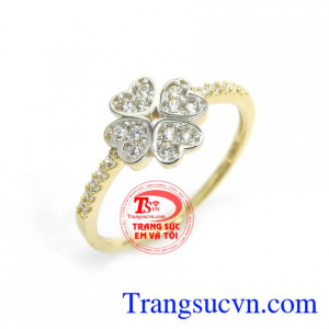 Nhẫn Nữ Cỏ Bốn Lá May Mắn chế tác theo công nghệ 3D, đường nét sắc sảo, cá tính, mang lại sự mới mẻ, phong cách cho phái đẹp