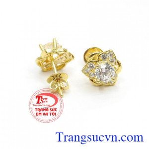 Được chế tác 3D xinh xắn mang lại vẻ đẹp trẻ trung, trang nhã cho người đeo. Hoa tai sang trọng