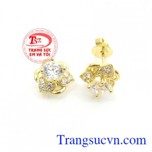 Hoa tai sang trọng là sản phẩm hoa tai vàng tây. 