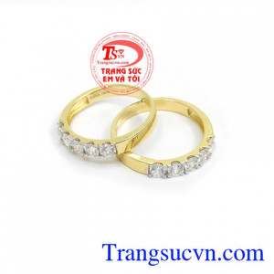 Nhẫn Cưới Tình Yêu Vàng Son thể hiện cho sự gắn kết bền chặt giữa hai người theo thời gian