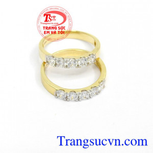 Đôi nhẫn cưới gắn đá tinh xảo là biểu tượng cho tình yêu bất diệt giữa các cặp đôi, là khởi đầu cho cuộc sống mới của hai người