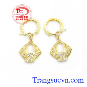 Hoa tai vàng màu đẹp là sản phẩm vàng tây sang trọng mang đến vẻ đẹp quý phái cho người đeo.