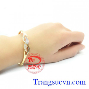 Vòng tay vàng tây sang trọng bảo hành 6 tháng. 