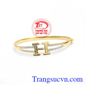 Vòng tay chữ H là sản phẩm kiểu dáng mới, độc đáo được chị em phái đẹp ưa thích. 
