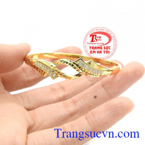 Sản phẩm thiết kế kiểu dáng sang trọng, gắn đá tinh tế. Vòng tay quý phái