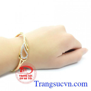 Vòng tay vàng tây tinh tế bảo hành 6 tháng, giao hàng nhanh trên toàn quốc. 