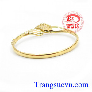 Vòng tay đẹp quý phái là sản phẩm trang sức được chị em phụ nữ ưa thích. 