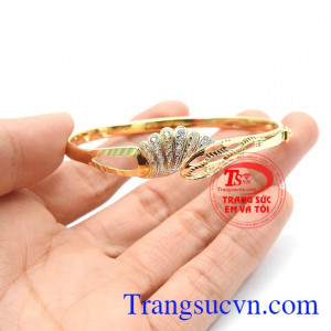 Sản phẩm thiết kế sang trọng, đính đá tinh tế. Vòng tay đẹp quý phái