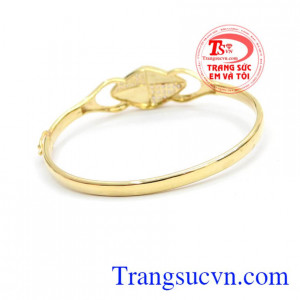 Vòng tay đẹp tinh tế là sản phẩm thiết kế sang trọng, đính đá tinh tế.
