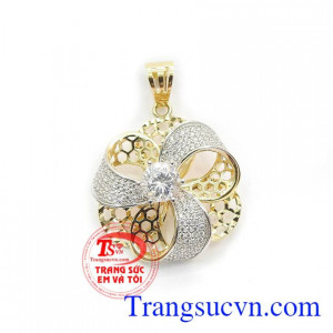 Mặt dây bông hoa sang trọng là sản phẩm vàng nhập khẩu từ Hàn Quốc, sản phẩm sản xuất theo công nghệ mới, đẹp, tinh tế,Mặt dây bông hoa sang trọng