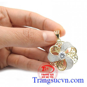 Mặt dây bông hoa sang trọng