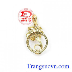 sản phẩm được chế tác tỉ mỉ, kiểu dáng sang trọng, trẻ trung,Mặt dây hoa bách hợp