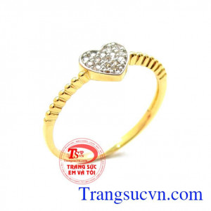 Nhẫn nữ được chế tác từ vàng 10k, mảnh mai nhưng đầy duyên dáng