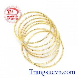 Vòng Tuần Vàng Tây May Mắn chế tác tinh sảo, đẹp mắt thương hiệu Em Và Tôi Uy tín, giao hàng trên toàn quốc.